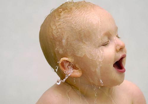 婴儿发烧洗澡降温用什么温度（宝宝发烧洗澡放什么降温）