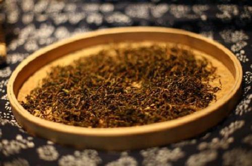 茶叶放冰箱冷藏还是冷冻（夏天茶叶放冰箱冷藏还是冷冻）