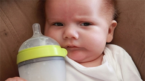 宝宝不吃乳头怎么办（宝宝不吃乳头怎么办,一喂就哭,怎么纠正）