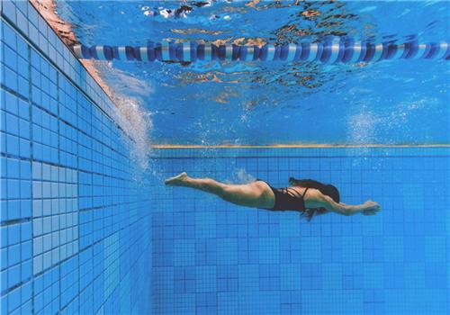 游泳可以戴隐形眼镜吗 高度近视游泳可以戴隐形眼镜吗