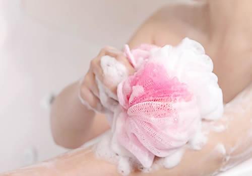 冬天用沐浴露还是香皂 选错受苦的是自己的皮肤！