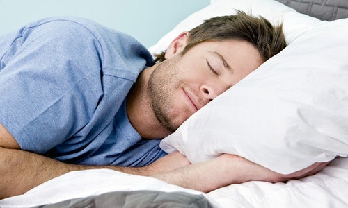 男人晚上睡觉出虚汗是怎么回事 男人每天晚上睡觉出虚汗是啥子原因