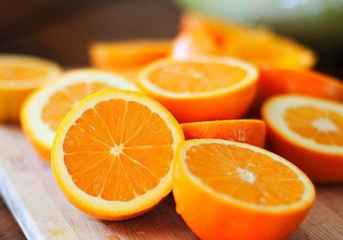 喉咙痛可以吃橙子吗 喉咙痛可以吃橙子吗冬天