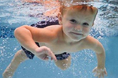 游泳对耳朵有影响吗 游泳对耳朵的危害性