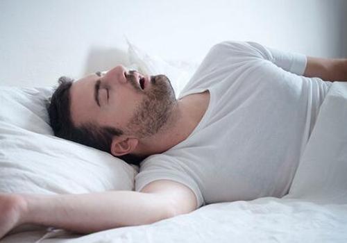 睡觉打呼噜是什么原因（打鼾是什么原因导致的）