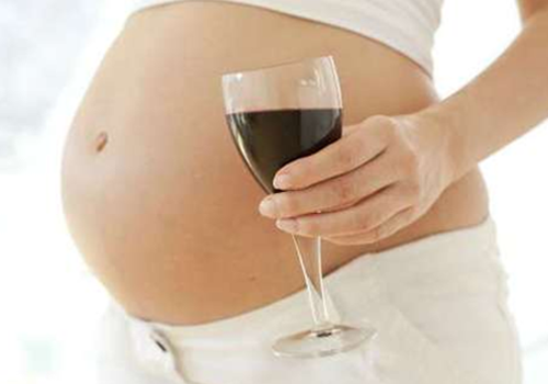 孕妇喝酒对胎儿有什么影响（孕早期喝酒对胎儿有影响吗）