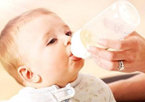 宝宝吃奶抽搐是什么原因（婴儿吃奶抽搐是什么原因）
