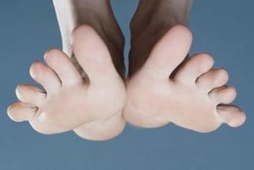 脚趾抽筋是什么原因引起的（经常脚趾抽筋是什么原因引起的）