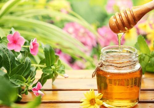 蜂蜜水什么时候喝最好 蜂蜜水什么时候喝最好早上起床眼睛干涩是怎么回事