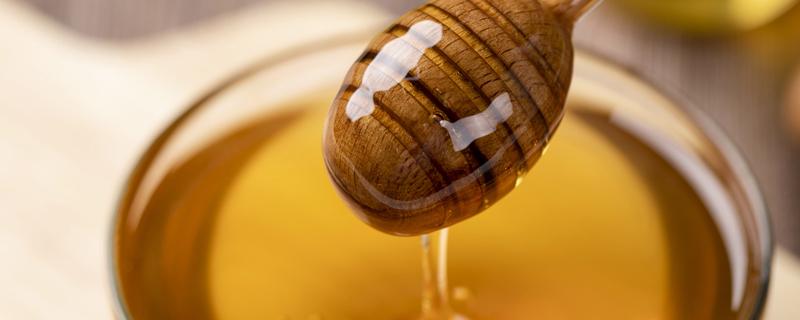 蜂蜜和什么不能一起吃 蜂蜜水什么时候喝好有什么功效