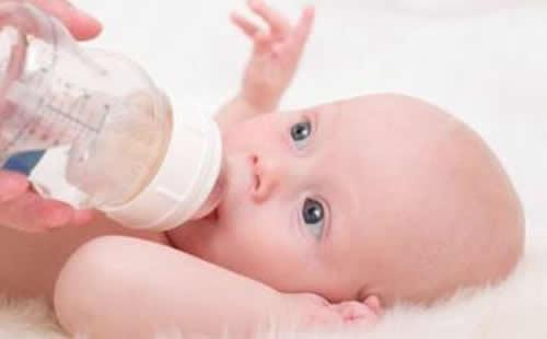 人工喂养的宝宝一天要喝多少水（纯人工喂养的宝宝一天要喝多少水?）