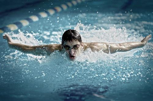 游泳可以锻炼哪些肌肉（游泳可以锻炼哪些肌肉力量）