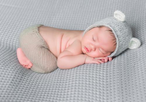 新生儿吐奶可以用枕头吗 新生儿可以在防吐奶枕头上睡觉吗