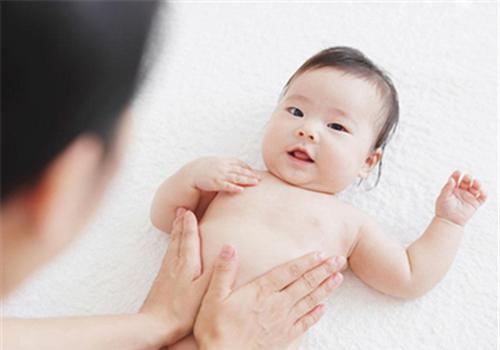 宝宝发烧呼吸急促是怎么回事 宝宝发烧呼吸很急促是正常吗