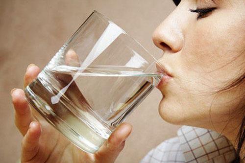 早上喝水的正确方法 早上喝水一定要注意!方式千万别弄错