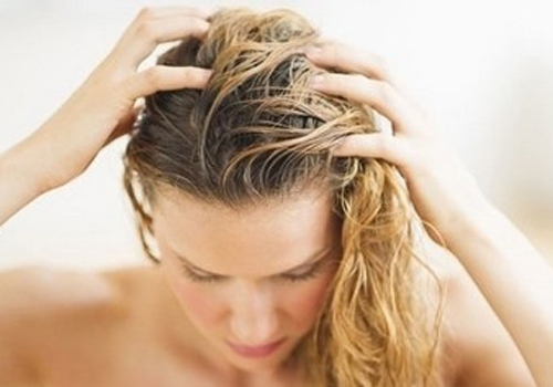夏季头发出油怎么办 夏天头发出油严重掉发