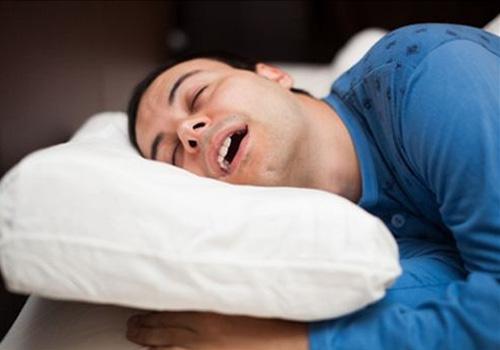 睡觉打呼噜的原因是什么（睡觉打呼噜的原因?）