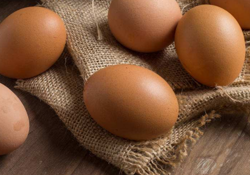 得了荨麻疹能吃鸡蛋吗 得了荨麻疹能吃鸡蛋吗?鸡蛋是发物吗?