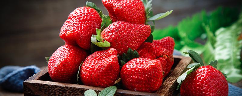 草莓一半红一半白能不能吃 草莓发白是什么原因