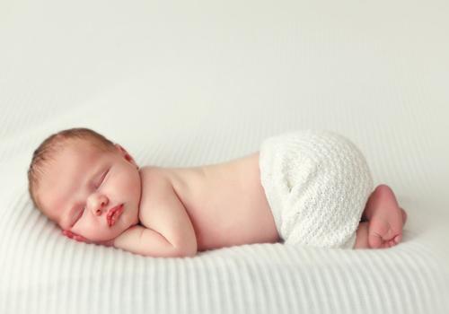 宝宝睡觉后脑勺出汗是什么原因 宝宝睡觉后脑勺出汗是什么原因引起的