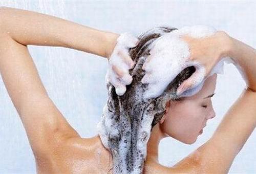 洗头发时掉很多头发是什么原因 洗头发时掉很多头发是什么原因造成的