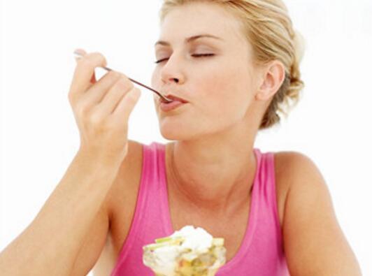 女性吃冰的危害 爱吃冰的女性要注意了！吃太多小心得不孕症
