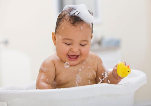 夏天宝宝感冒可以洗澡吗 夏天宝宝感冒可以洗澡吗?