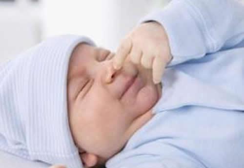 一个月宝宝感冒鼻塞怎么办（一个月的宝宝感冒鼻塞怎么办）