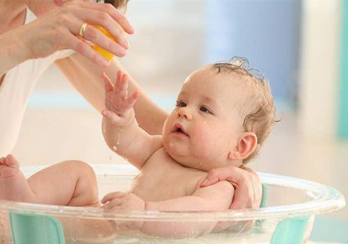 给宝宝洗澡的几个禁忌（给宝宝洗澡要注意哪些?别忽视了）