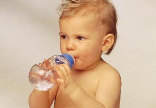宝宝每天喝多少水合适（六个月的宝宝每天喝多少水合适）