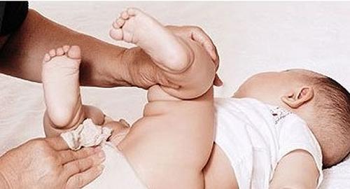 新生儿腹泻的原因（新生儿腹泻的原因症状处理方式纯母乳喂养）