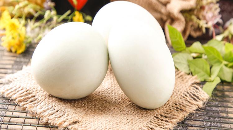 水煮鸭蛋的功效与作用 水煮鸭蛋的食用方式和注意事项