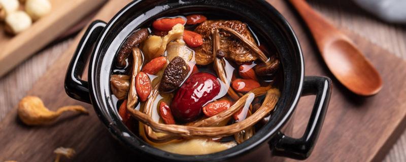 红枣生姜乌鸡汤的功效与作用 乌鸡汤放红枣枸杞姜的效果