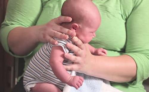 怎么给宝宝拍嗝 帮婴儿拍嗝的优点