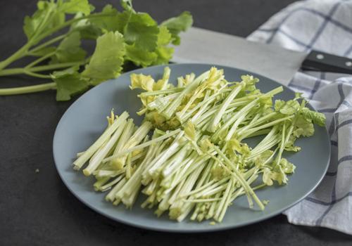 孕妇吃野芹菜可以吗（孕妇能吃野芹菜吗）