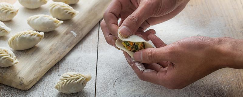 一般速冻饺子煮几分钟 煮速冻饺子用冷水还是热水