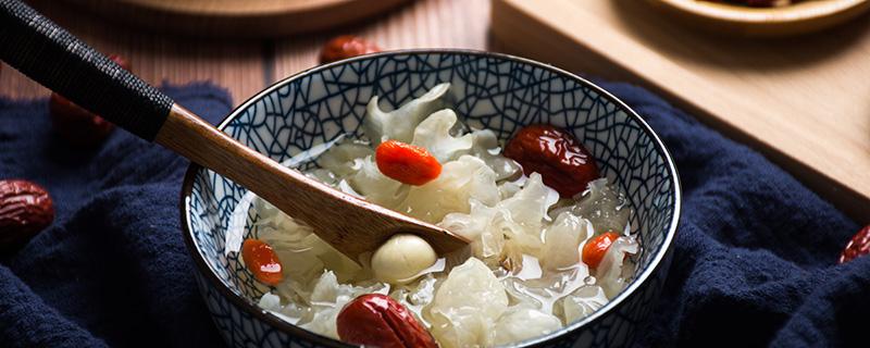 银耳百合莲子红枣汤的功效与作用 银耳百合莲子红枣汤的功效与作用什么时间吃