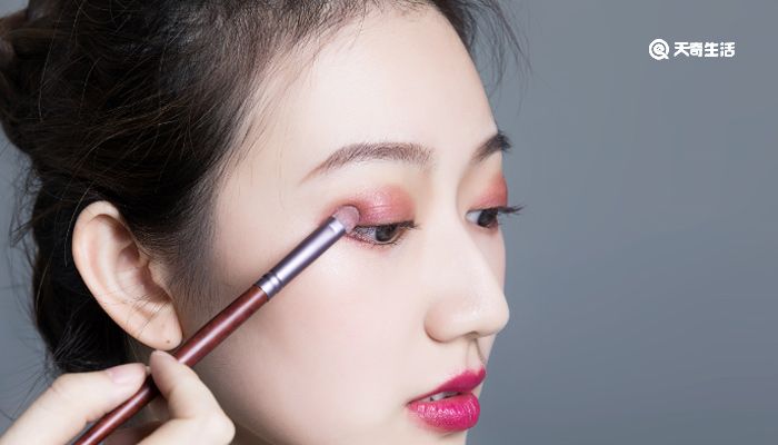 高光笔怎么用 高光笔在化妆的哪个步骤使用