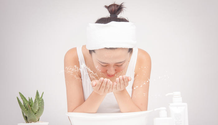 淘米水洗脸能祛斑美白吗 怎么用淘米水洗脸