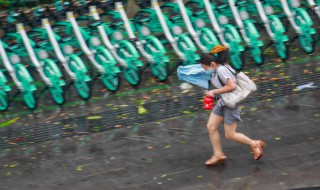 雨天怎么走路不会溅水 怎么雨天走路不带泥