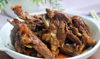 鸭锁骨不能和什么一起吃（鸭锁骨不能和什么一起吃呢）