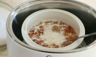 牛奶炖桃胶要放水吗（牛奶炖桃胶要加水吗）