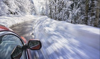 下雪天路面结冰怎么开车（下雪天路面结冰怎么开车视频）