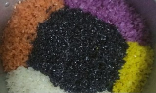 白,黄,红,紫,黑色糯米饭是用什么做的 黑色糯米饭是用什么材料做的
