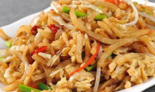 炒饼丝的家常做法（圆白菜炒饼丝的家常做法）