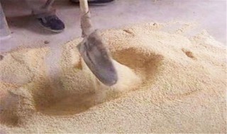 猪饲料里加盐起什么作用（猪饲料里面加盐起什么作用）