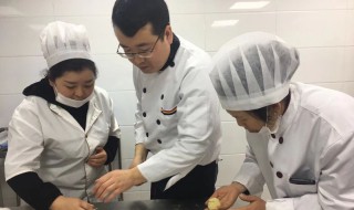 厨房员工偷拿食材怎么处理（厨房员工偷拿食材犯法不）