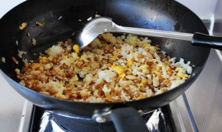 蛋炒饭粘锅怎么回事（蛋炒饭粘锅是什么原因）