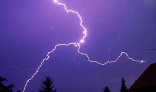 打雷可以在室内玩手机吗（外面下雨打雷可以在室内玩手机吗）