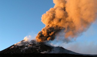 梦到火山爆发（梦到火山爆发逃跑什么预兆）